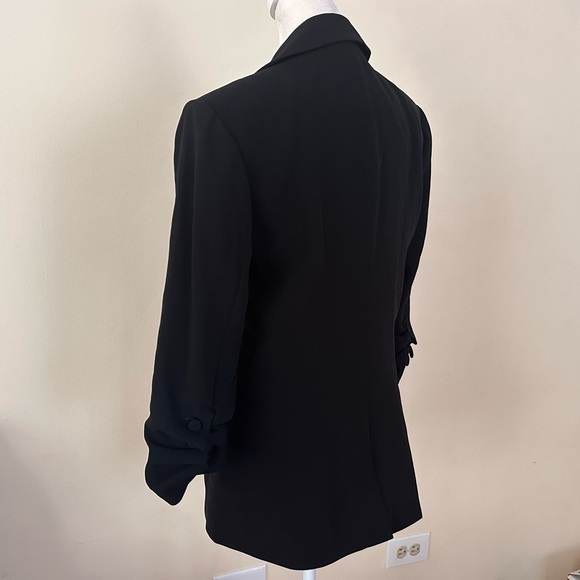 Khloe Ruched Sleeve Blazer
CINQ À SEPT - Picture 7 of 12